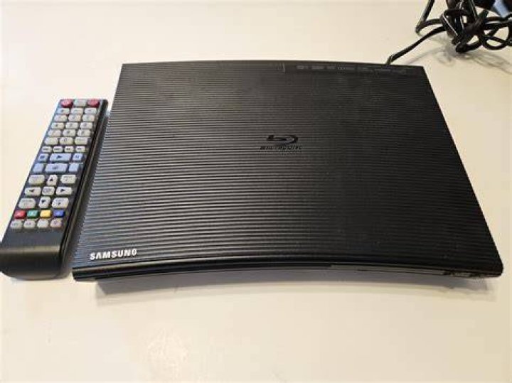 How do I change my Samsung Blu-ray player from wired to wireless?
