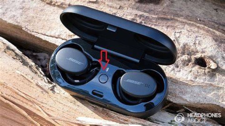 How do I connect Bose headphones to my iPod?