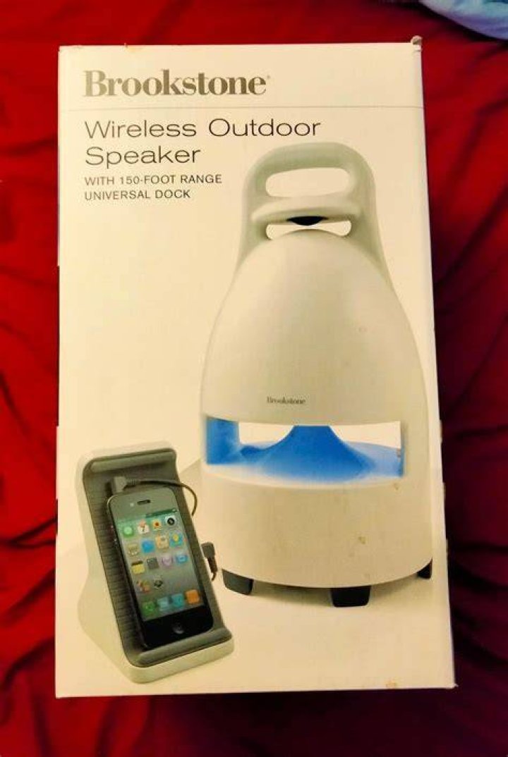 How does a Brookstone wireless speaker dock work?