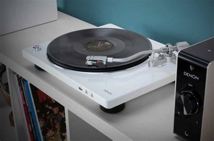 What kind of platter does a Denon turntable use?