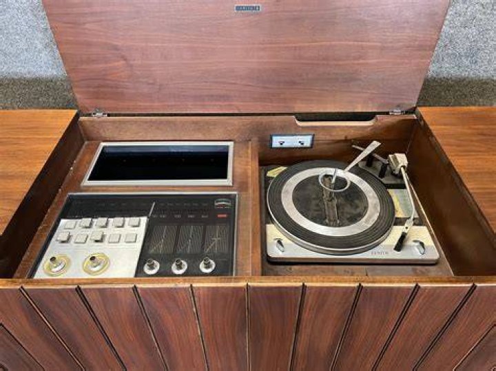 What kind of stereo console does Zenith have?