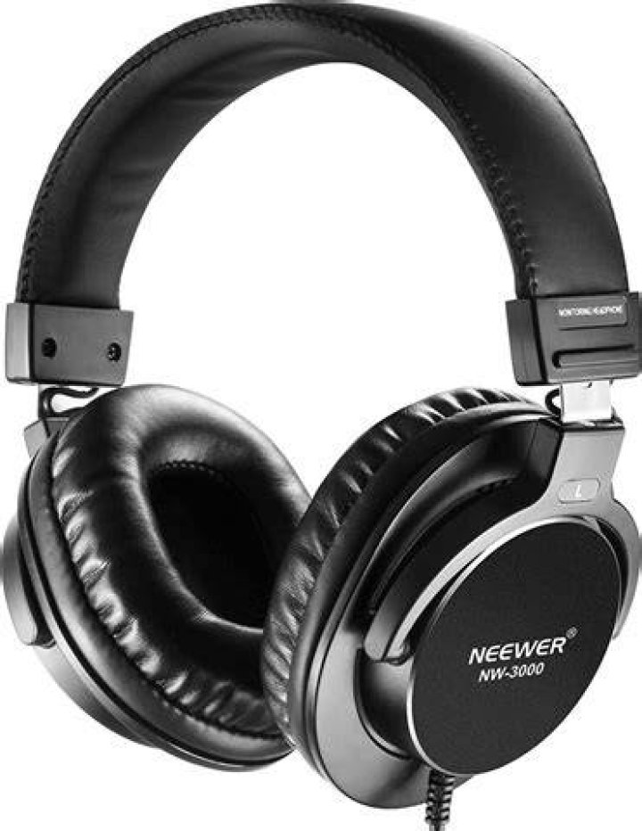 What makes neewer NW 3000 closed studio headphones so comfortable?
