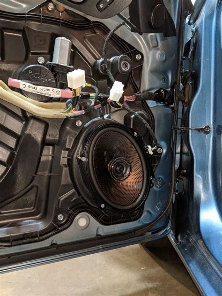 What size speakers are in a 2011 Mazda 3?