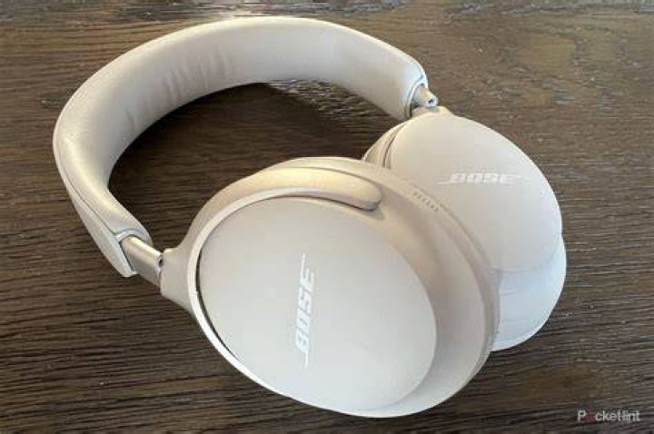 What was the first review of Bose headphones?