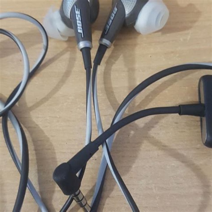 Why does my Bose QC20i make hissing noise when not plugged in?